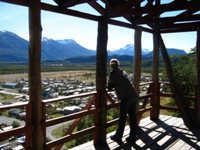 Bas kijkt uit over het einde van de Carretera Austral, Villa O´Higgins