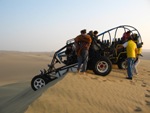 Met mad-max achtige buggys over de zandduinen rond Huacachina