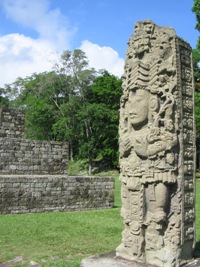 Stelae A, voorstellend Koning Konijn 18