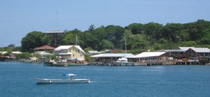Paalwoningen (veelal duikscholen) op tropisch Utila