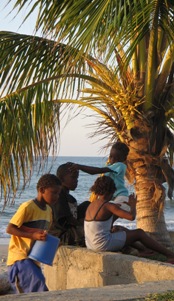Garifuna meisjes van 5 jaar dansen sensueel op de Garifunabeat
