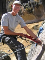 Eelco stoer aan het klimmen, op 40 cm hoogte