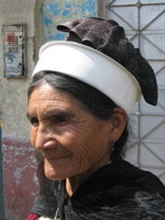 Mooie oude dame op de Feria Dominical in Huancayo