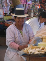 Mooie kaasverkoopster op de markt van Ayacucho