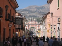Straatbeeld Ayacucho, met de Arco de Independencia op de achtergrond