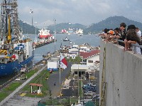 Toeristen bij de Miraflores sluizen van het Panama Kanaal