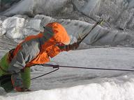 Bas oefent de stijle ijswand beklimming