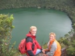 Eelco en Bas bovenop de rand van Laguna de Guatavita