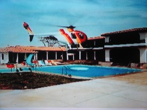 IMG_9711a_En_zo_zag_de_villa_op_de_finca_eruit_met_helicopter