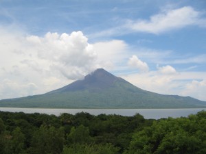 IMG_4157_Vanaf_Leon_Viejo_uitzicht_op_vulkaan_Momotombo_symbool_van_Nicaragua_1280m