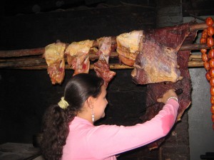 IMG_9016_Uit_eten_in_lokaal_restaurant_het_vlees_hangt_gewoon_over_een_balk