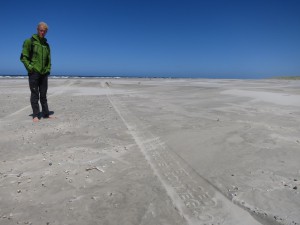 De truck laat poëzie achter op het strand