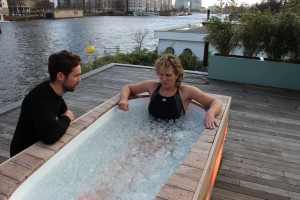 2016-02-07 Workshop Wim Hof Methode - Bart praat Bas toe