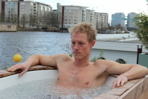 2016-02-07 Workshop Wim Hof Methode - Eelco in het ijsklontjesbad 2