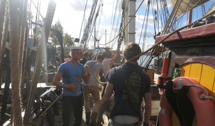 Lossen van de lading op de NDSM-werf