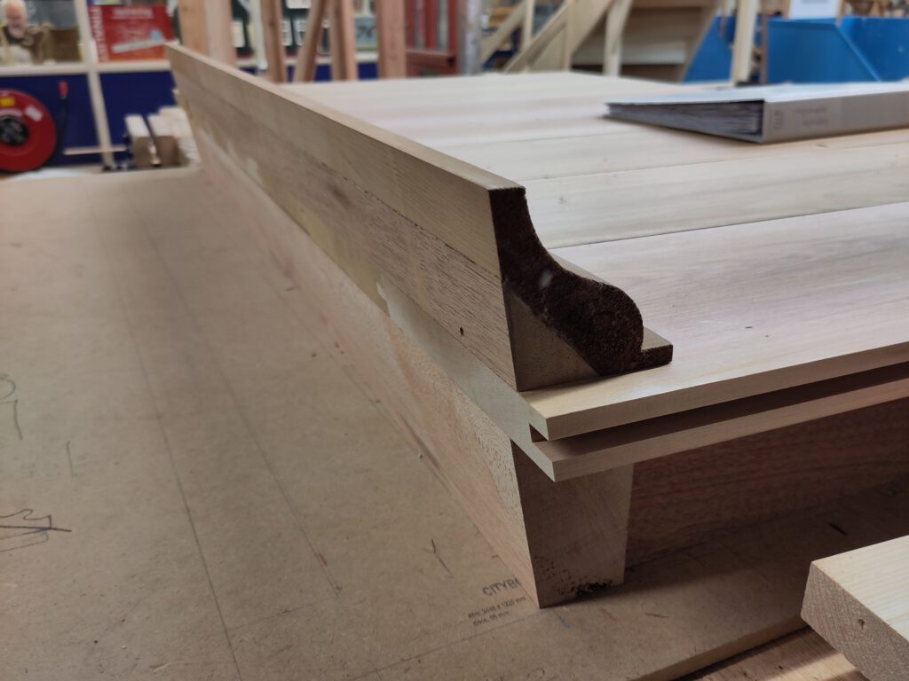 Frame + bord + kroonlijst in 10 graden gezaagd tbv afwatering