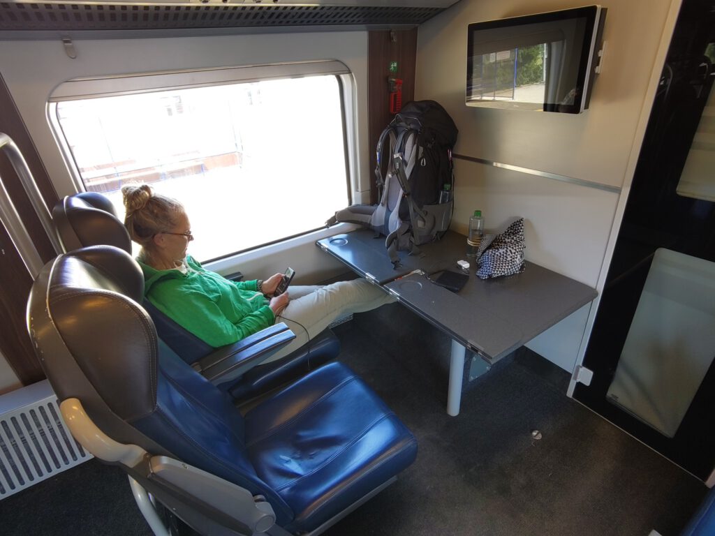 Bas zit in een luxe, Litouwse trein met de benen languit